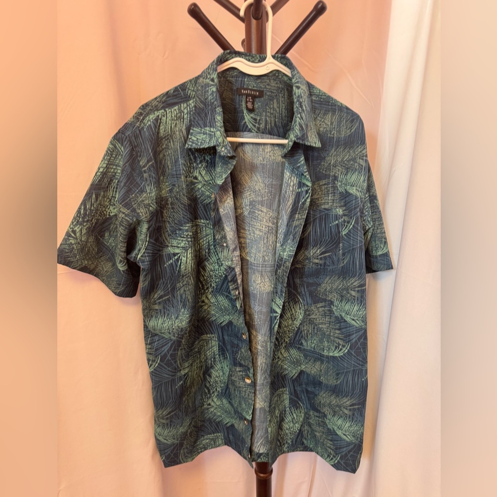 Men’s Van Heusen button up